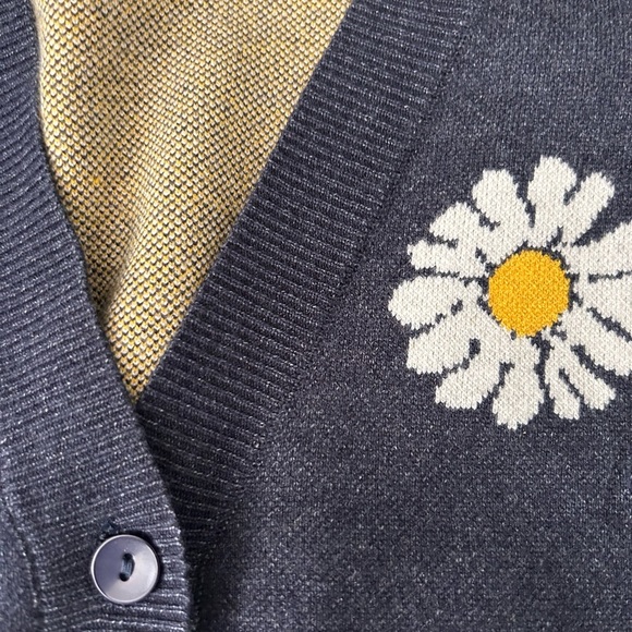 Adorable daisy cardigan sweater – NWOT - Picture 2 of 7